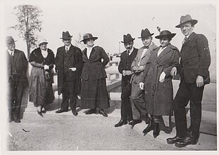 Matas Šalčius (Pirmas iš dešinės) Jungtinėse Amerikos Valstijose, apie 1916 m. Antra iš dešinės – Aldona Šliūpaitė, centre – Jonas Šliūpas su žmona. Matas Šalčius (Pirmas iš dešinės) Jungtinėse Amerikos Valstijose, apie 1916 m. Antra iš dešinės – Aldona Šliūpaitė, centre – Jonas Šliūpas su žmona.