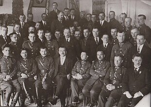 Matas Šalčius (centre). Tikėtina, kad tuo metu jis ėjo Lietuvos šaulių sąjungos centro valdybos pirmininko pareigas, apie 1926 m. Matas Šalčius (centre). Tikėtina, kad tuo metu jis ėjo Lietuvos šaulių sąjungos centro valdybos pirmininko pareigas, apie 1926 m.