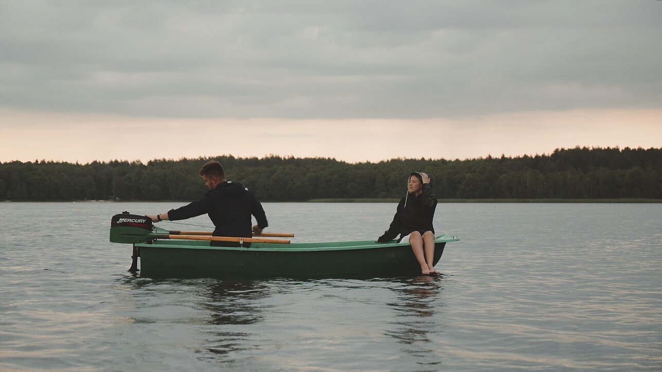 Kadras iš Dainoto Varno vaizdo klipo