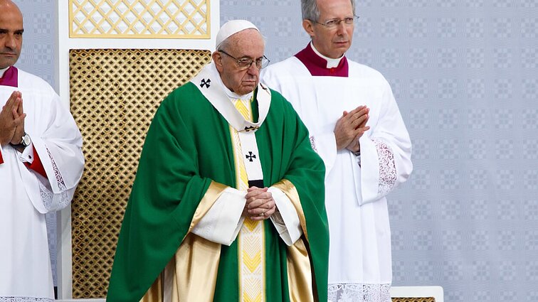 Popiežiui liturginius drabužius kūrusios seserys: stengėmės negalvoti, kas juos nešios