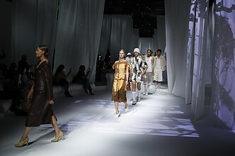 „Fendi“ kolekcijos pristatymas Milano mados savaitėje „Fendi“ kolekcijos pristatymas Milano mados savaitėje