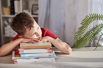 Vaikas, miegas, mieguistas, mieguistumas, miego trūkumas, mokykla, pamokų ruoša, namų darbai Vaikas, miegas, mieguistas, mieguistumas, miego trūkumas, mokykla, pamokų ruoša, namų darbai