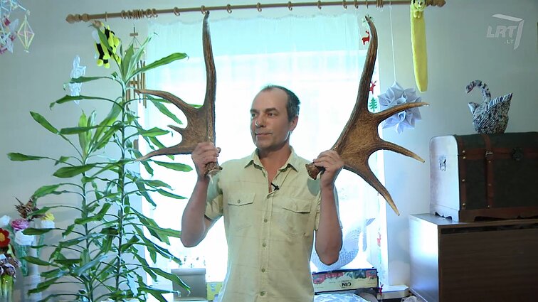 Buvęs karo lakūnas gyvenimo neįsivaizduoja be ragų: parsineša dešimtimis, randa ir vandenyje