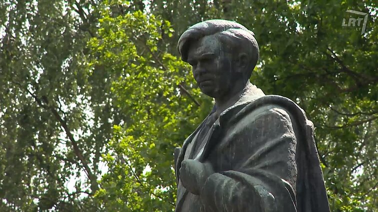 Daiva Vilkelytė apie Petro Cvirkos paminklą: gal dar grąžinkime biustą Hitleriui?