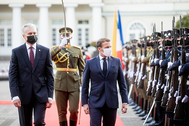 Į Lietuvą atvykęs Prancūzijos prezidentas Macronas iškilmingai pasitiktas prezidentūroje