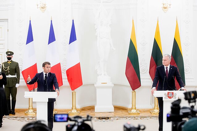 Macronas teigė paaiškinęs Nausėdai, kodėl ėmėsi vesti dialogą su Kremliumi