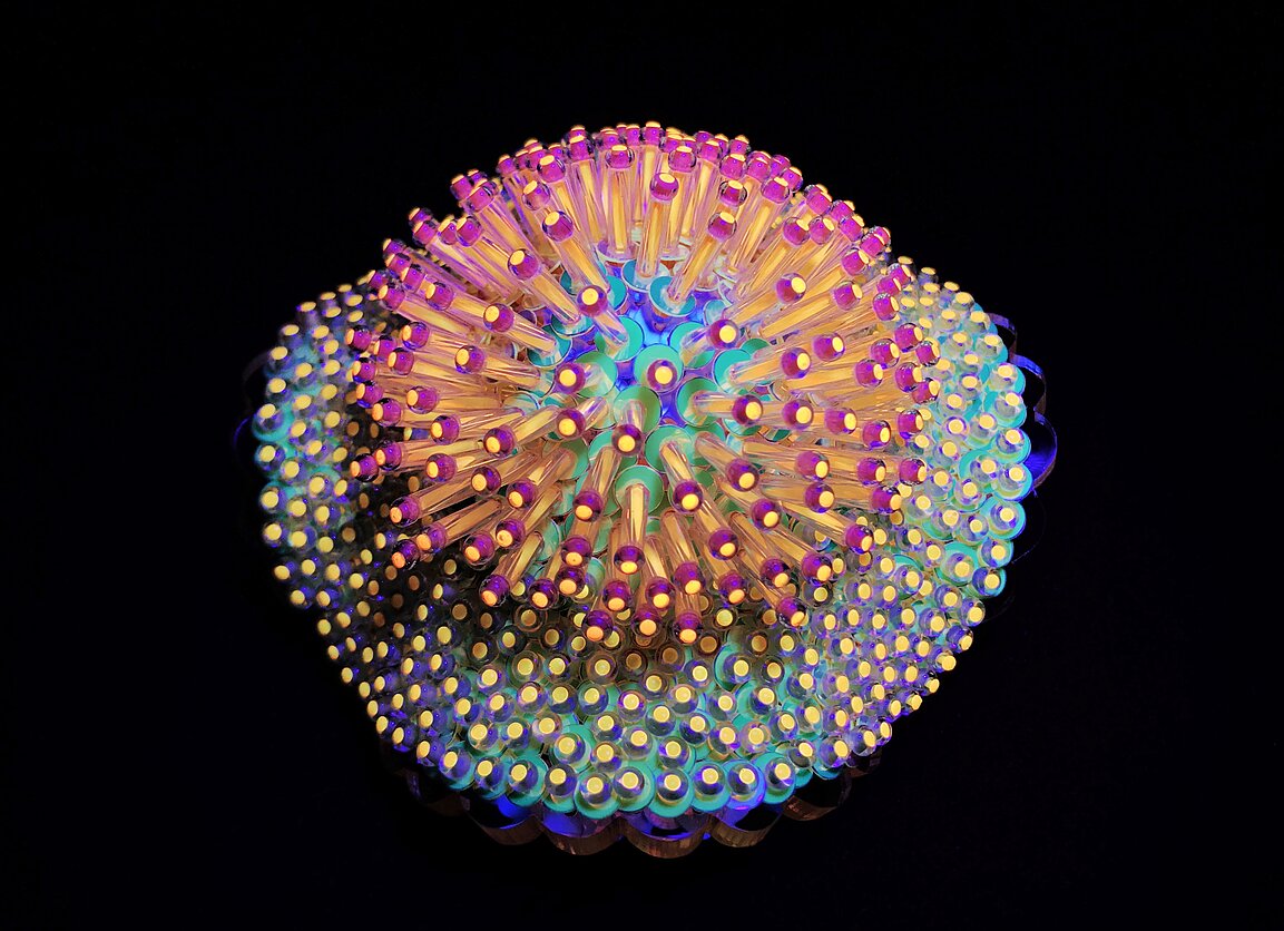 Kaklo papuošalas iš serijos „Eik paskui spindesį“,  2019. Akrilas, žvyneliai, stiklo karoliukai, fluorescencinė neilono virvė. Autorius – Wanshu LI