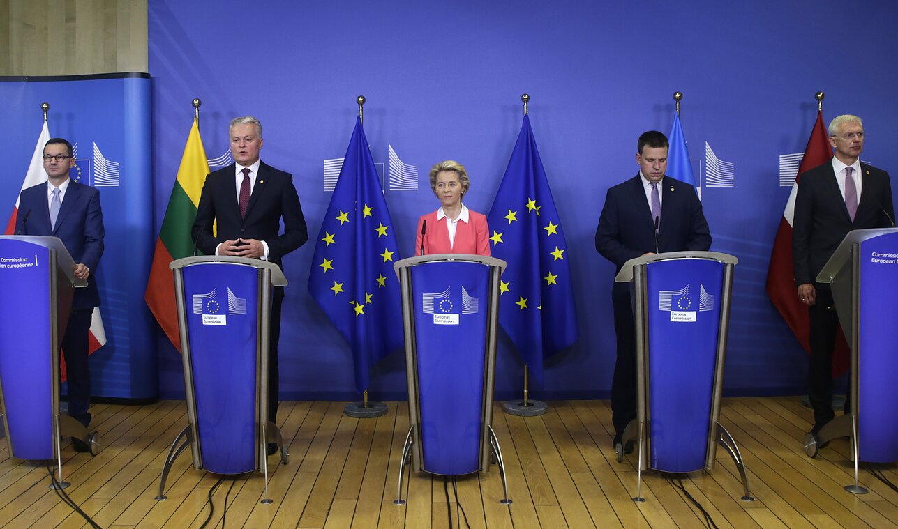 Iš kairės: Lenkijos premjeras Mateuszas Morawieckis, Lietuvos prezidentas Gitanas Nausėda, Europos Komisijos pirmininkė Ursula von der Leyen, Estijos premjeras Juri Ratas, Latvijos premjeras Krišjanis Karinis Iš kairės: Lenkijos premjeras Mateuszas Morawieckis, Lietuvos prezidentas Gitanas Nausėda, Europos Komisijos pirmininkė Ursula von der Leyen, Estijos premjeras Juri Ratas, Latvijos premjeras Krišjanis Karinis