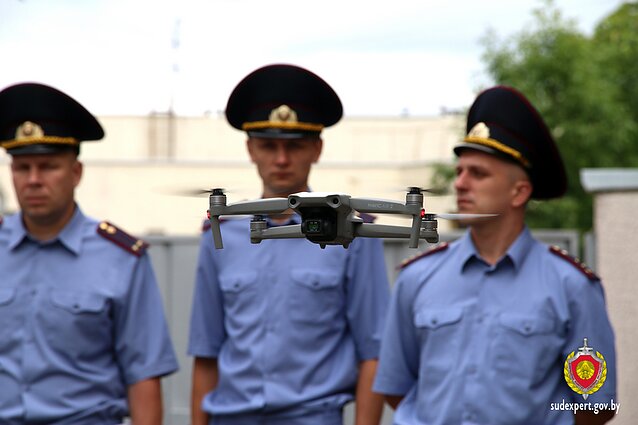 Baltarusijos Valstybės komitetas teisminiams tyrimams savo tinklalapyje demonstruoja gautus dronus 