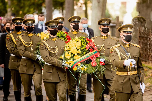Partizanų vadas Adolfas Ramanauskas-Vanagas pagerbtas paminklu Antakalnio kapinėse