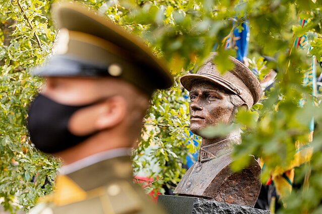 Partizanų vadas Adolfas Ramanauskas-Vanagas pagerbtas paminklu Antakalnio kapinėse