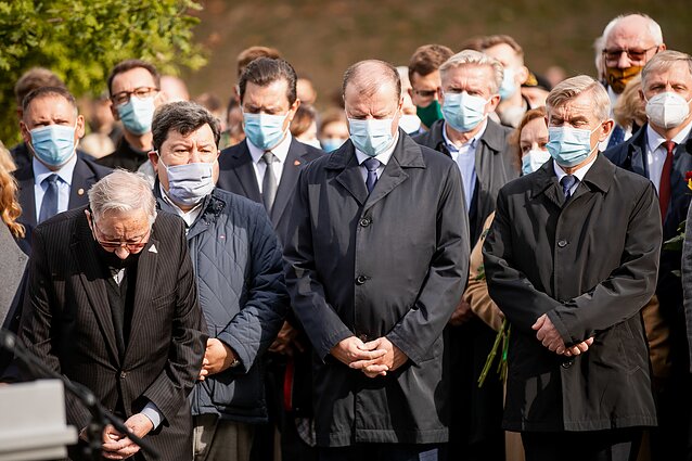 Partizanų vadas Adolfas Ramanauskas-Vanagas pagerbtas paminklu Antakalnio kapinėse