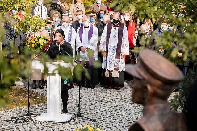 Partizanų vadas Adolfas Ramanauskas-Vanagas pagerbtas paminklu Antakalnio kapinėse