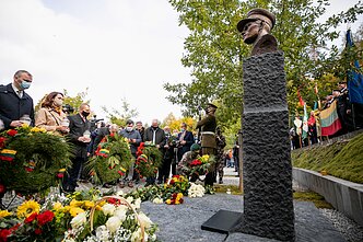 Partizanų vadas Adolfas Ramanauskas-Vanagas pagerbtas paminklu Antakalnio kapinėse