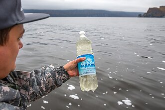 Tyrėjai ima mėginius Rusijos Kamčiatkos pusiasalyje, kur į vandenyną išsiliejo nuodingi chemikalai