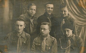 Henrikas Nagys (antroje eilėje pirmas iš kairės) tarp skautų organizacijos narių apie 1935 m.