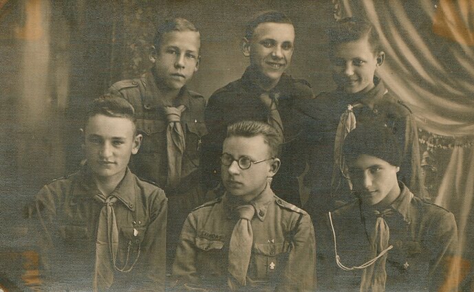 Henrikas Nagys (antroje eilėje pirmas iš kairės) tarp skautų organizacijos narių apie 1935 m.