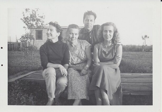 Henrikas Nagys su mama, žmona ir seserimi apie 1960 m.