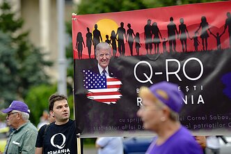 „QAnon“ šalininkai Rumunijos protestuoja prieš koronaviruso suvaržymus
