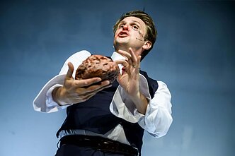 Scena iš Jano Fabre spektaklio „Nakties rašytojas“ eskizo 