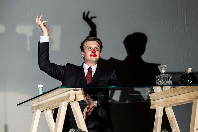 Scena iš Jano Fabre spektaklio „Nakties rašytojas“ eskizo 