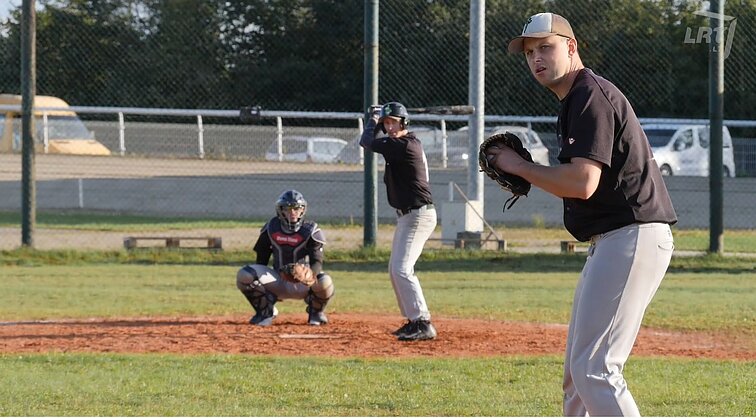 Alanas su beisbolo lazda – ne bagažinėje