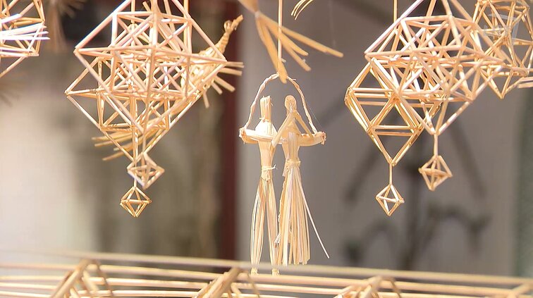 Darna namuose, santykiuose su pasauliu ir savimi: paprotiniai sodų burtai virš stalo