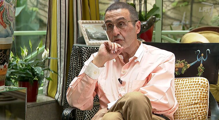 Skambantys pasauliai su Nomeda Kazlaus. Be dokumentų į Lietuvą atvykęs fortepijono virtuozas laiką leido kameroje