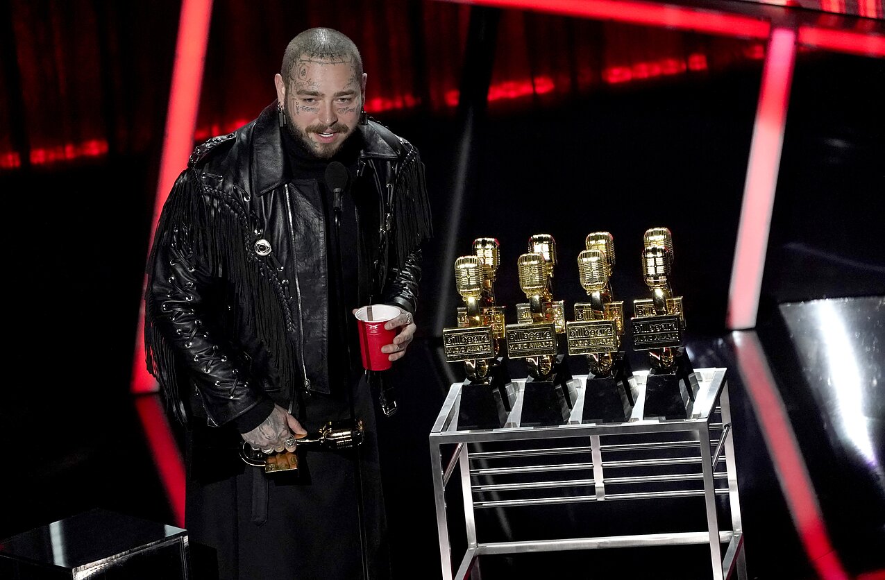 Daugiausiai apdovanojimų pelnė atlikėjas Post Malone Daugiausiai apdovanojimų pelnė atlikėjas Post Malone