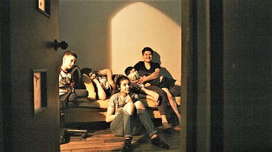 Kadras iš filmo „Mėlyna kaip apelsinas žemė“