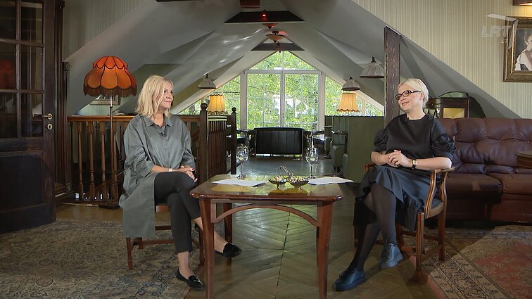 Veranda. Katedros ir vitražo paslaptys, rožės vietoje bulvių ir dilema tarp namo ir kotedžo