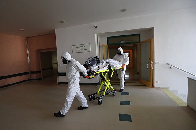 Žinios. Europoje – nerimas dėl vietų ligoninėse: skiriamos lėšos COVID-19 pacientams perkelti į kaimynines šalis