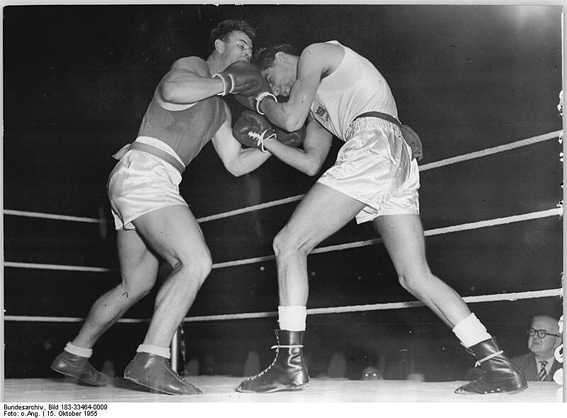 Algirdas Šocikas kovoja su P. Jamesu 1955 m. Londone