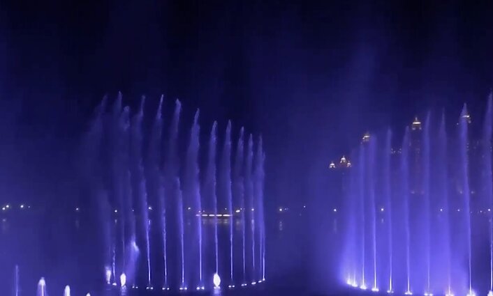 Dubajuje atidarytas didžiausias fontanas pasaulyje: vandens srovė iškeliama net į 105 metrų aukštį