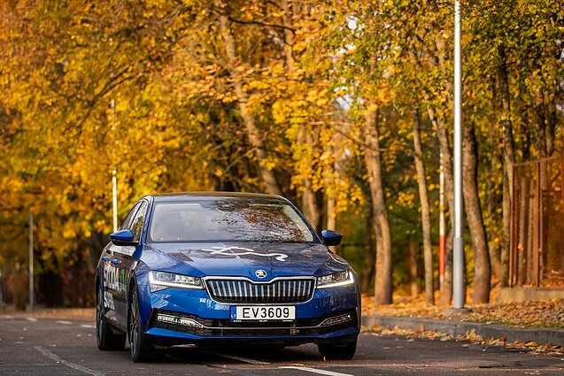Įkraunamos „Škoda Superb iV“ triukai – benzinu nuvažiuoja gerokai toliau, tačiau naudojasi elektromobilių privalumais Įkraunamos „Škoda Superb iV“ triukai – benzinu nuvažiuoja gerokai toliau, tačiau naudojasi elektromobilių privalumais