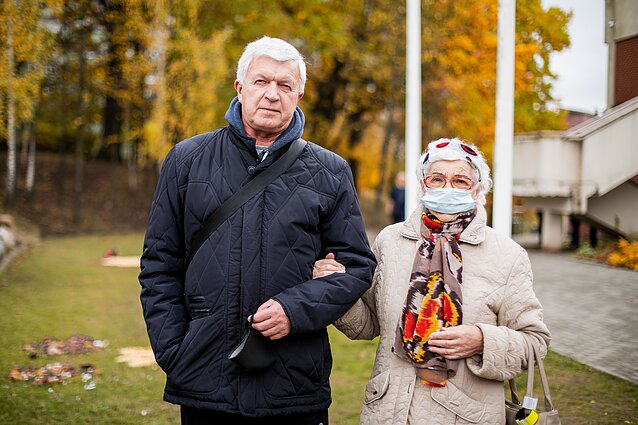 Seimo rinkimų antrasis turas, Lazdynų gyventojas Aleksandras (kairėje) Seimo rinkimų antrasis turas, Lazdynų gyventojas Aleksandras (kairėje)