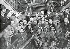 Filmo „Julius Janonis“ kūrybinė grupė prie Arūno Žebriūno sukurtos laiptų konstrukcijos (1959 m.) Filmo „Julius Janonis“ kūrybinė grupė prie Arūno Žebriūno sukurtos laiptų konstrukcijos (1959 m.)