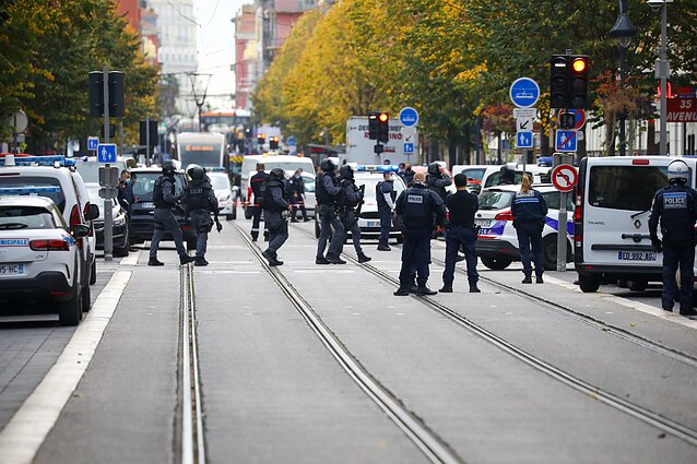 LRT RADIJO žinios. Nicoje peiliu ginkluotas užpuolikas nužudė 3 žmones, yra sužeistųjų
