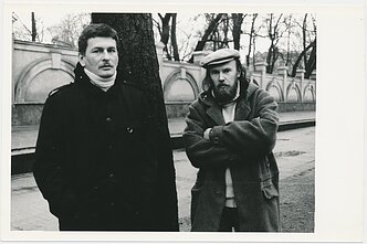 Alis Balbierius su bičiuliu poetu Raimondu Jonučiu prieš vakarą Menininkų rūmuose (dabar – prezidentūra) apie 1986–1987 m.