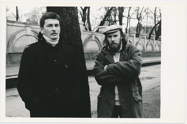 Alis Balbierius su bičiuliu poetu Raimondu Jonučiu prieš vakarą Menininkų rūmuose (dabar – prezidentūra) apie 1986–1987 m.
