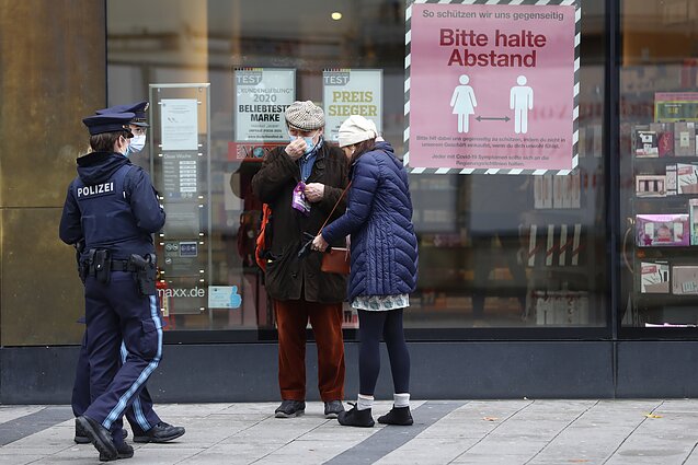 Dalis Europos šalių grįžta prie griežto karantino ir pripažįsta: situacija tapo nevaldoma