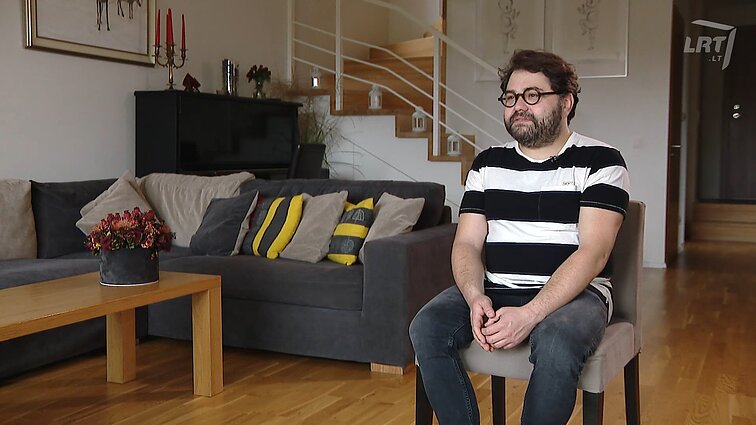 Namai santarvei: naujame Rafailo Karpio būste vietą atrado sena biblioteka ir mamos vazos