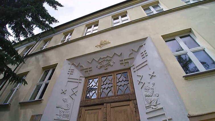 Vokišką Šilutės veidą atspindinti Herderio gimnazija: kokiais simboliais ši papuošta?