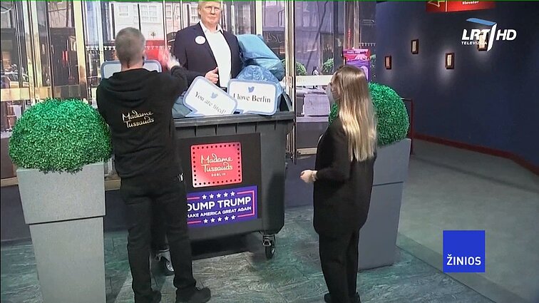 Žinios. Vaškinių figūrų muziejaus prognozė aiški: Trumpo figūra atsidūrė šiukšliadėžėje