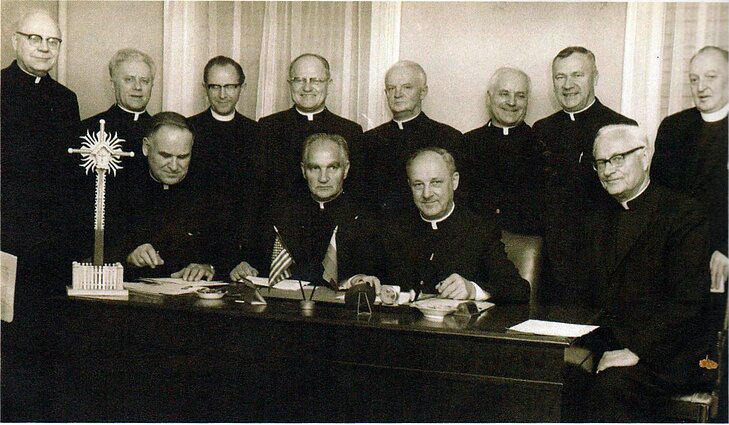 Pirmieji LKRŠ Tarybos Direktoriai 1962 m. Birželio 12d.: Vysk. V. Brizgys, prel. J. Balkunas, prel. P. Juras, prel. Ig. Kelmelis, kun. B. Gauronskas, kun. J. Čepukaitis, kun. J. Gurinskas, kun. N. Pakalnis, kun. J. Aleksiūnas, kun. D. Pocius, kun A. Gradeckas, kun. A. Petraitis, kun. P.Baniūnas, OFM, kun. J. Kinta, kun. A. Pupšys.