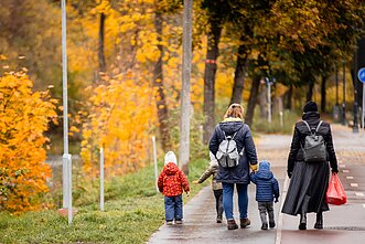 Mamos su vaikais. Asociatyvi nuotr.