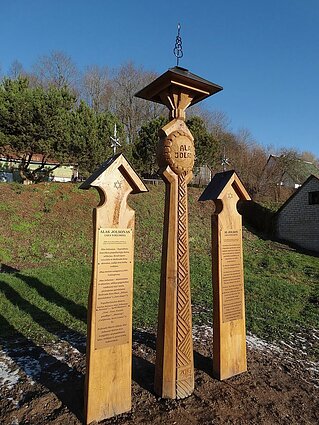 Atminimo ženklai Alo Jolsono gimtajame Seredžiuje