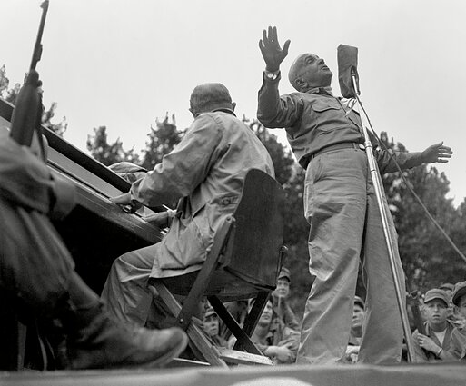 Alas Jolsonas linksmina JAV karius