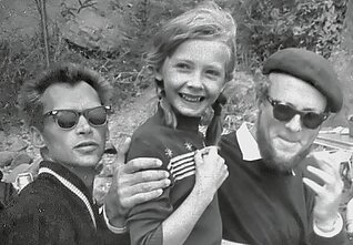 Vaidybinio filmo „Paskutinė atostogų diena“ (rež. Arūnas Žebriūnas, Lietuvos kino studija, 1969 m.) filmavimas. Pirmas iš kairės operatorius Jonas Gricius. Antra iš kairės aktorė Lina Braknytė. Trečias iš kairės režisierius Arūnas Žebriūnas. Vaidybinio filmo „Paskutinė atostogų diena“ (rež. Arūnas Žebriūnas, Lietuvos kino studija, 1969 m.) filmavimas. Pirmas iš kairės operatorius Jonas Gricius. Antra iš kairės aktorė Lina Braknytė. Trečias iš kairės režisierius Arūnas Žebriūnas.