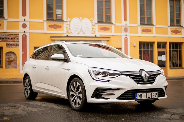 Įkraunamas „Renault“ hibridas – prabanga netviska, bet trumpas keliones gali paversti švariomis